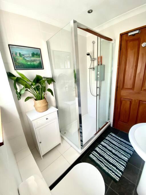 Apartment With Parking, Close To The Raigmore Hospital 因弗内斯 外观 照片