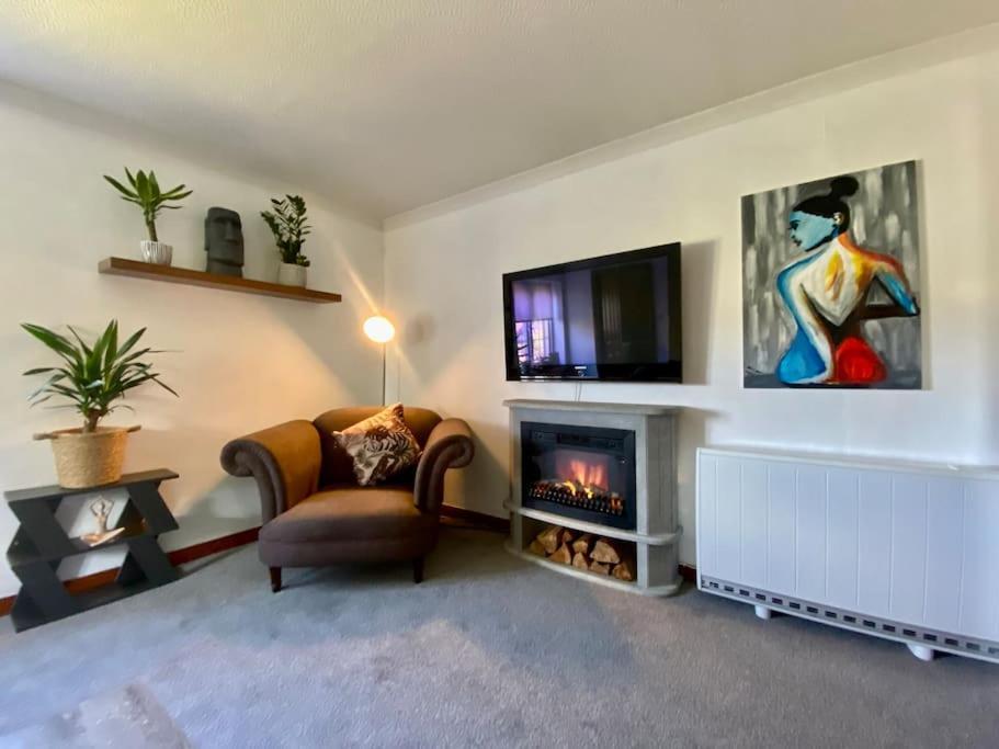Apartment With Parking, Close To The Raigmore Hospital 因弗内斯 外观 照片