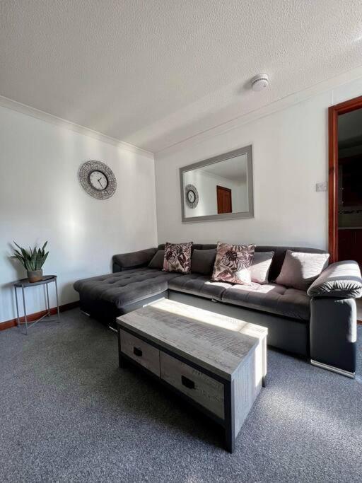 Apartment With Parking, Close To The Raigmore Hospital 因弗内斯 外观 照片