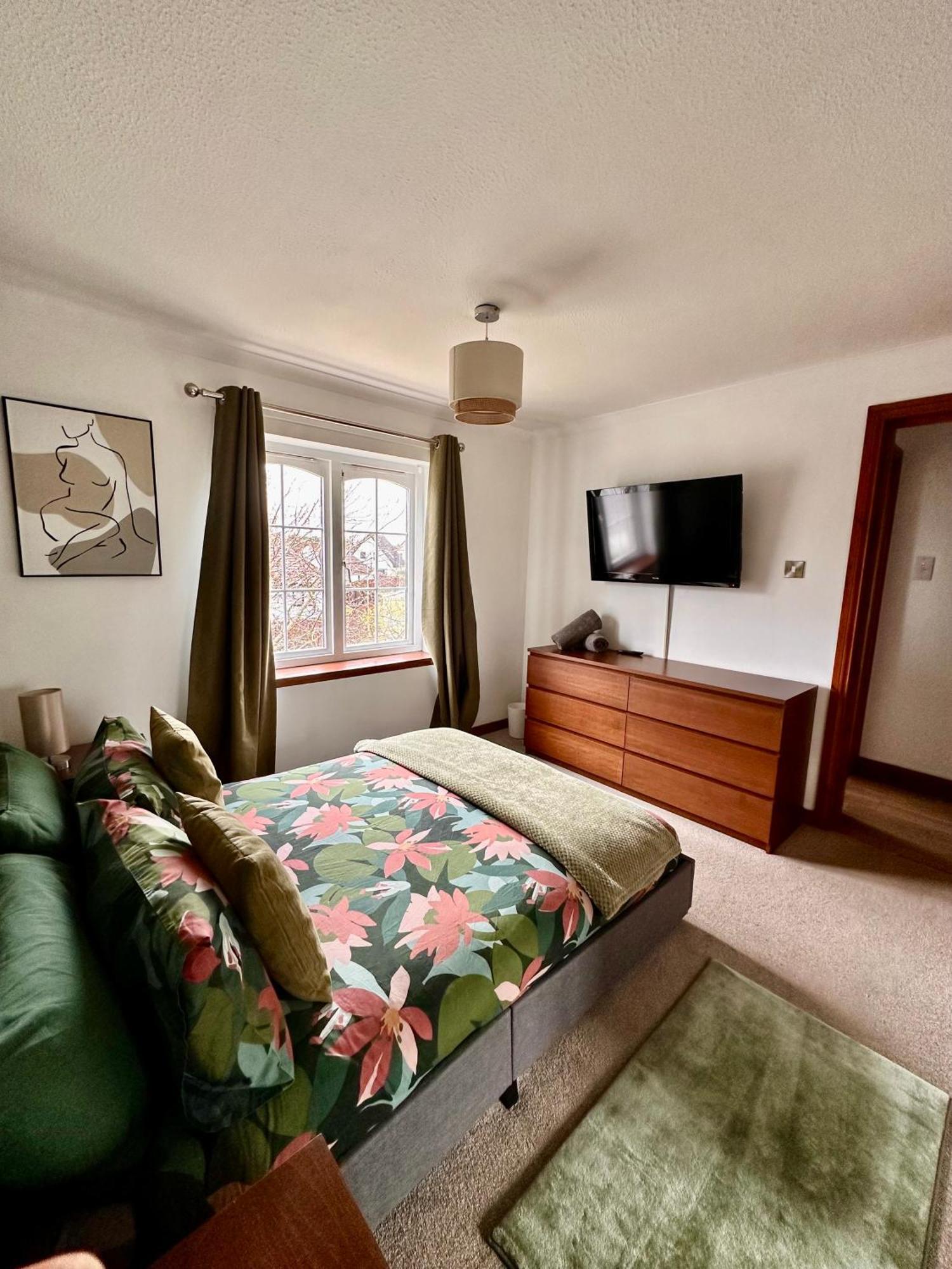 Apartment With Parking, Close To The Raigmore Hospital 因弗内斯 外观 照片